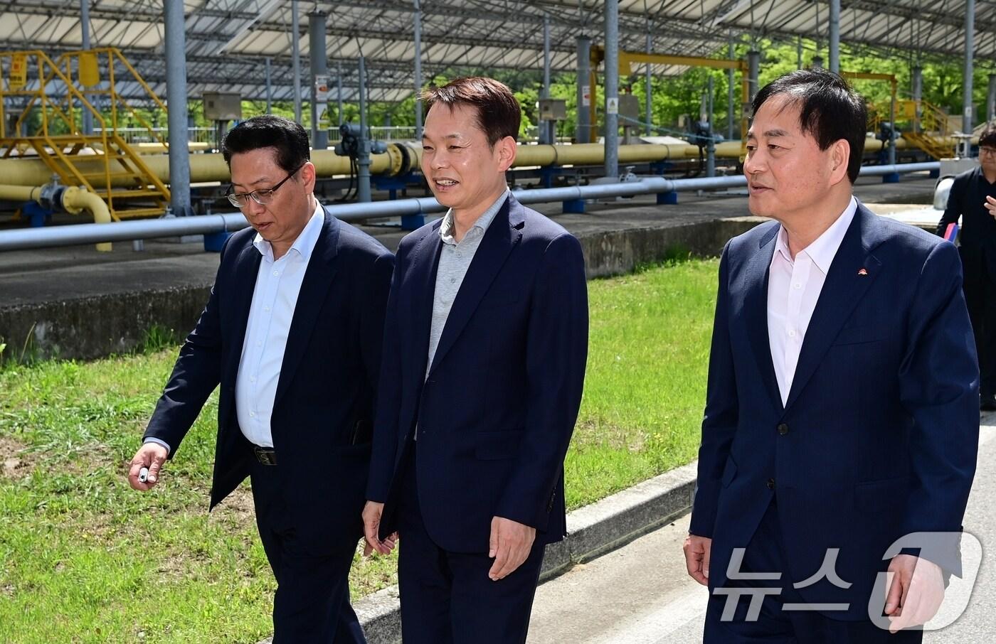 본문 이미지 - 이병화 환경부 차관(가운데)이 7일 경북 김천시를 방문해 배낙호 김천시장(오른쪽 첫번째)과 함께 하수처리장 개량사업, 통합 바이오 가스화시설 설치사업 현장 점검을 하고 있다. (김천시 제공. 재판매 및 DB금지) 2025.5.7/뉴스1 ⓒ News1 정우용 기자