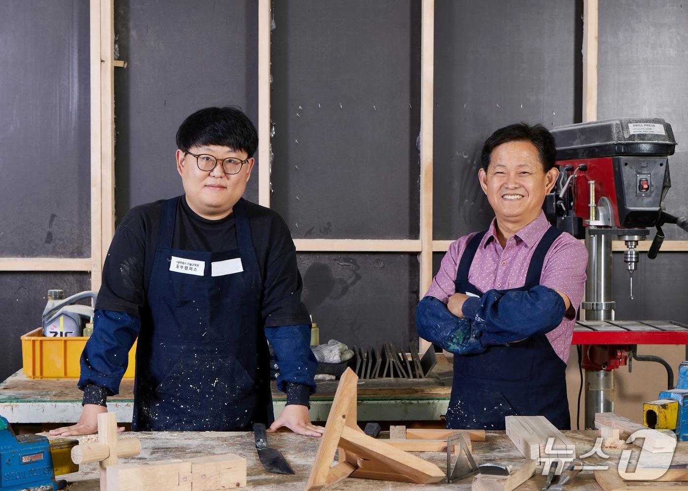 본문 이미지 - 5월 8일 어버이의 날을 맞은 가운데, 서울시 기술교육원 동부캠퍼스에서 건축 관련 교육과정을 수료한 이후 현재 가업으로 공방을 같이 운영하고 있는 남시정(58세, 사진 오른쪽), 남규호(28세, 사진 왼쪽) 부자(父子).(서울시 제공)
