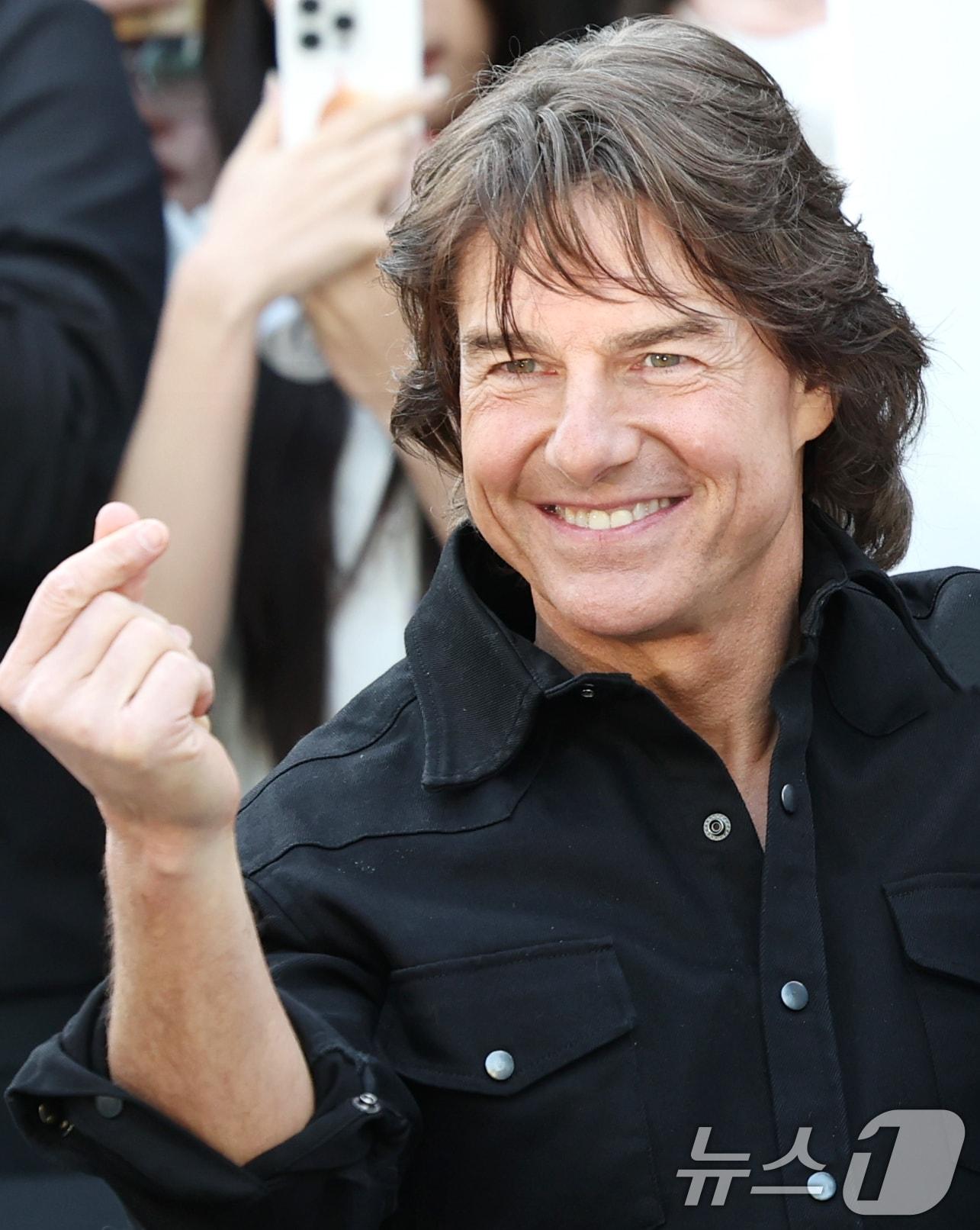 본문 이미지 - 할리우드 배우 톰 크루즈가 '미션 임파서블: 파이널 레코닝' 홍보를 위해 7일 오후 서울김포비즈니스항공센터(SGBAC)를 통해 내한해 하트를 그리고 있다. 2025.5.7/뉴스1 ⓒ News1 권현진 기자