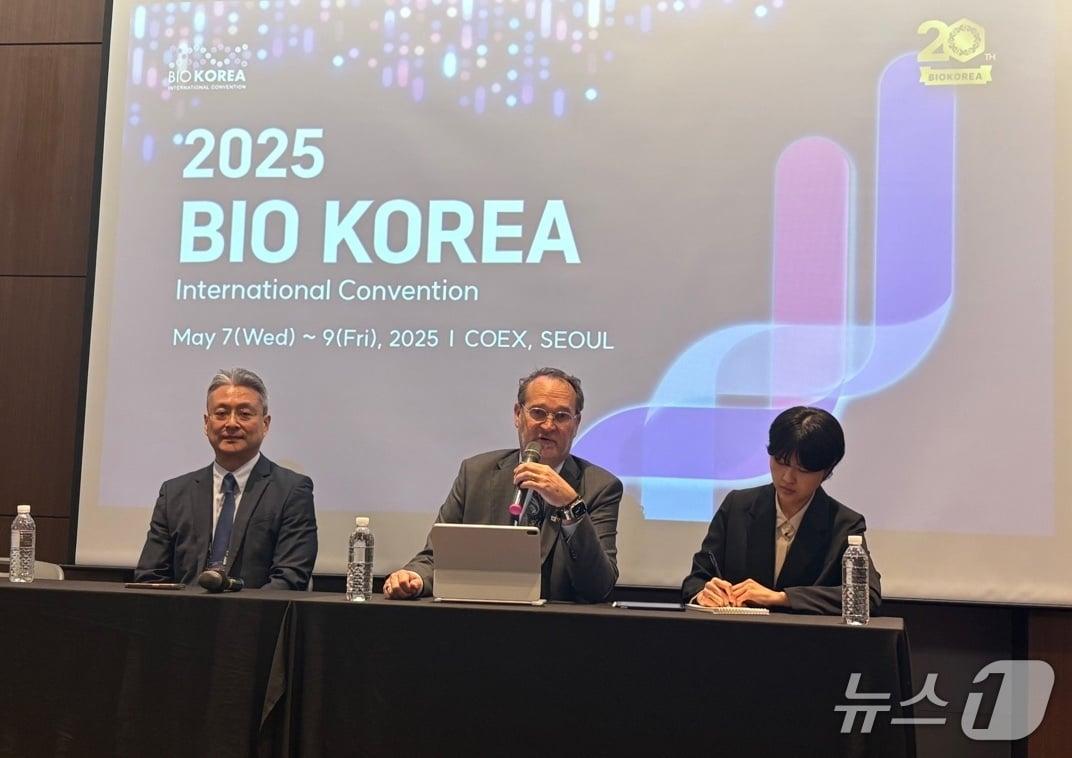 본문 이미지 - 전세환 한국아스트라제네카 대표, 마그네스 조르슨 바이오벤처허브 대표가 7일 서울 강남 코엑스에서 열린 '바이오코리아 2025' 인터뷰를 진행하고 있다.