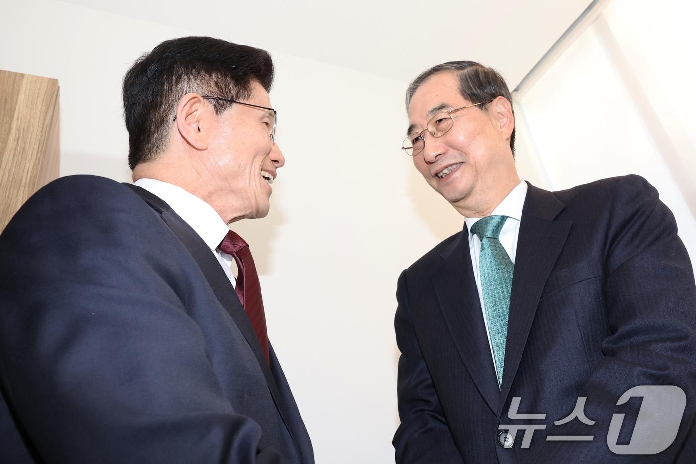 본문 이미지 - 김문수 국민의힘 대선 후보와 한덕수 무소속 대선 예비후보가 7일 오후 서울 종로구의 한 음식점에서 열린 후보 단일화를 위한 회동에서 대화를 나누고 있다. (공동취재) 2025.5.7/뉴스1 ⓒ News1 오대일 기자