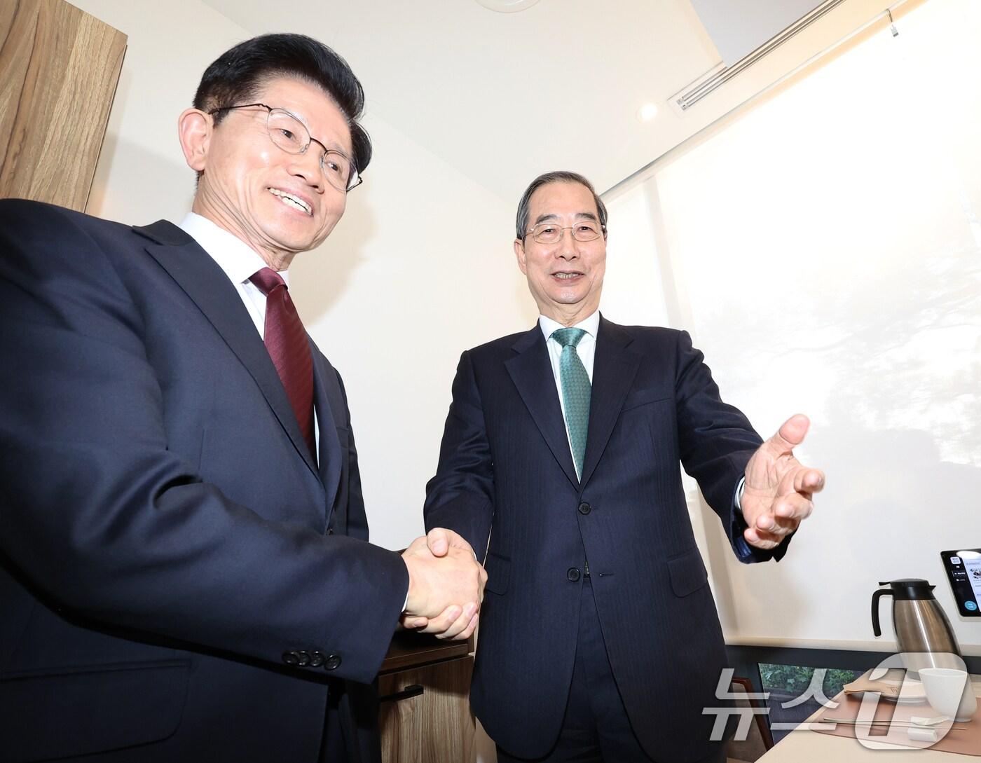 본문 이미지 - 김문수 국민의힘 대선 후보와 한덕수 무소속 대선 예비후보가 7일 오후 서울 종로구의 한 음식점에서 열린 후보 단일화를 위한 회동에서 악수를 나누고 있다. (공동취재) 2025.5.7/뉴스1 ⓒ News1 오대일 기자