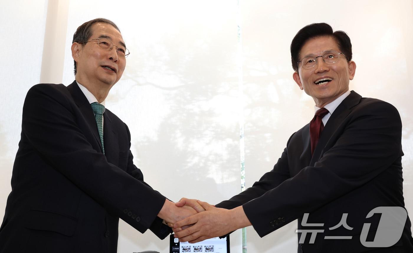 본문 이미지 - 김문수 국민의힘 대선 후보와 한덕수 무소속 대선 예비후보가 7일 오후 서울 종로구의 한 음식점에서 열린 후보 단일화를 위한 회동에서 악수를 나누고 있다. (공동취재) 2025.5.7/뉴스1 ⓒ News1 오대일 기자