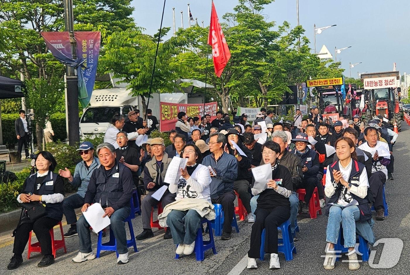 전농 전북도연맹과 전봉준 투쟁단은 7일 오후 6시께 전북자치도청 앞에 모여 &#39;전봉준 트랙터 3차 투쟁 전주시국대회&#39;를 개최했다.