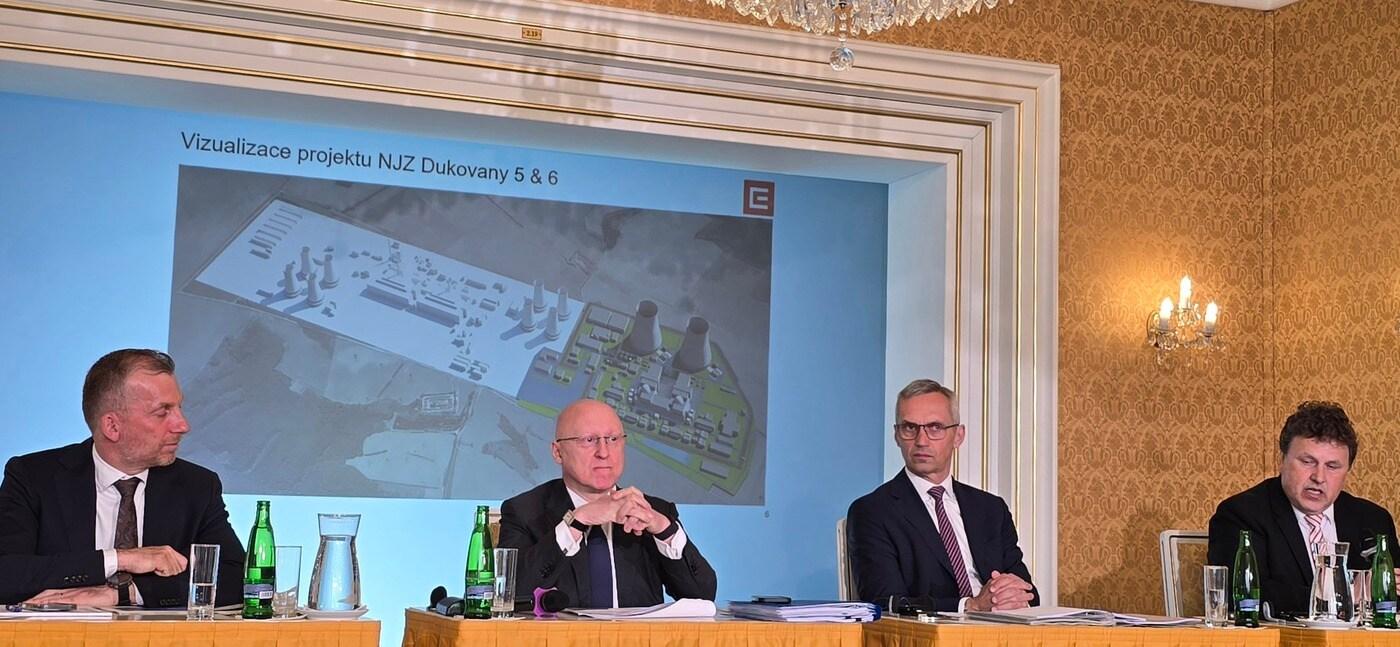 본문 이미지 - 체코전력공사(CEZ)와 두코바니Ⅱ 원자력발전사(EDU Ⅱ) 경영진이 7일(현지시간) 언론을 상대로 향후 두코바니 원전 건설 사업 추진 방향을 설명하고 있다.(산업부 공동취재단 제공) 2025.05.07 /뉴스1