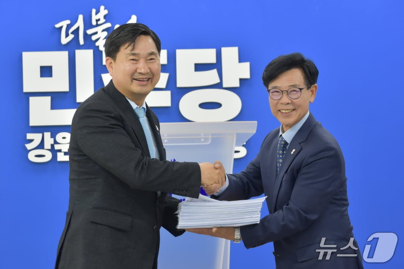 김한근 전 강원 강릉시장이 지난 7일 더불어민주당 강원도당 회의실에서 열린 입당환영식에서 김도균 도당위원장으로부터 축하를 받고 있다.&#40;더불어민주당 강원도당 제공, 재판매 및 DB 금지&#41; 2025.5.8/뉴스1