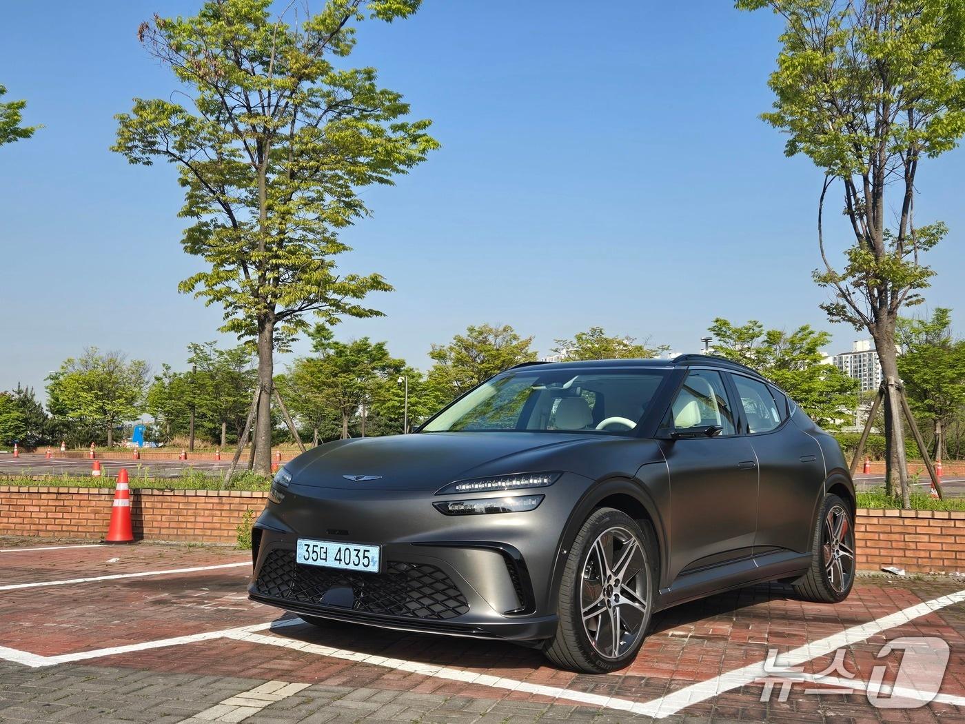 본문 이미지 - 지난달 26일 경기도 고양시 일산서구에서 킨텍스 주차장에서 촬영한 제네시스 준중형 전시 스포츠유틸리티차(SUV) 'GV60' 전·측면 모습. 2025.04.26/뉴스1 김성식 기자