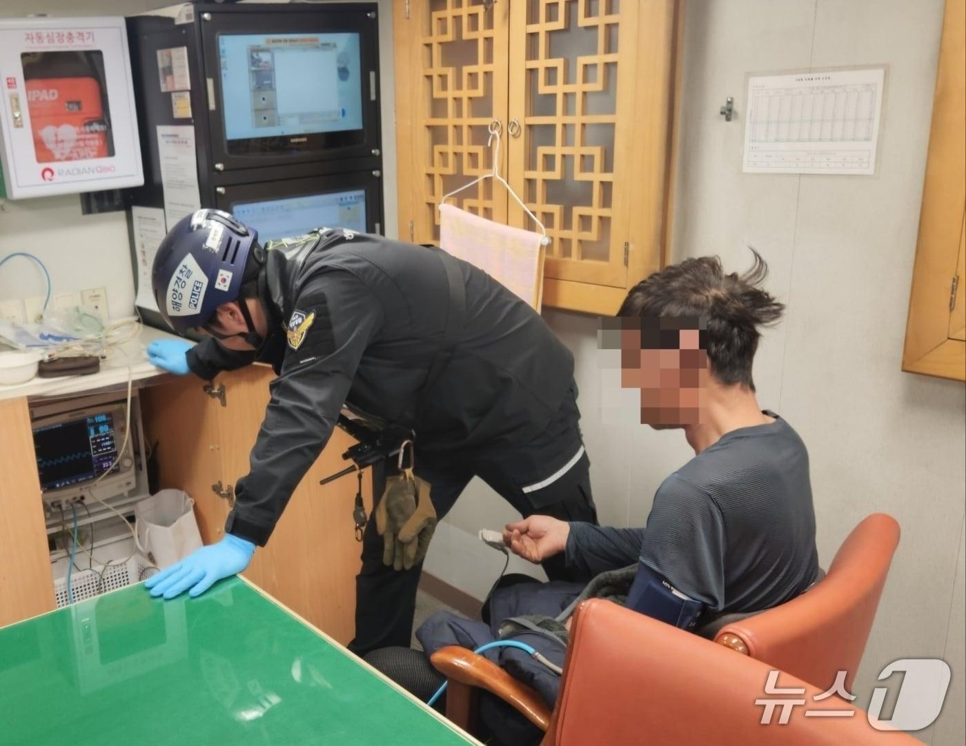 본문 이미지 - 7일 오후 4시쯤 경북 울진군 죽변면 남동방 44km 해상에서 조업 도중 저혈당 증상을 보인 40대 선원 A 씨가 신고를 받고 출동한 울진해경에 구조돼 병원으로 이송됐다.  해경 응급구조사가 원격의료시스템으로 의료진과 대화하는 모습.(울진해양경찰서 제공, 재판매 및 DB 금지) 2025.5.7/뉴스1 