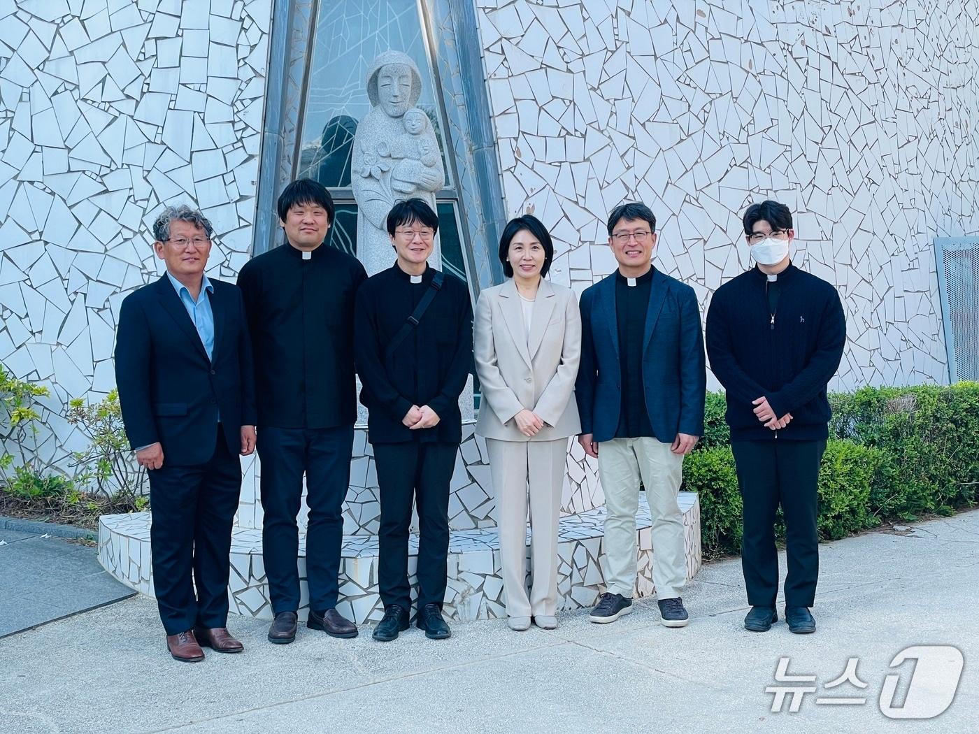 본문 이미지 - 7일 오후 강릉 초당 성요셉 성당을 방문한 이재명 더불어민주당 대통령 후보 부인 김혜경 씨가 성당 관계자들과 소통의 시간을 갖고 있다.(독자제공, 재판매 및 DB 금지) 2025.5.7/뉴스1