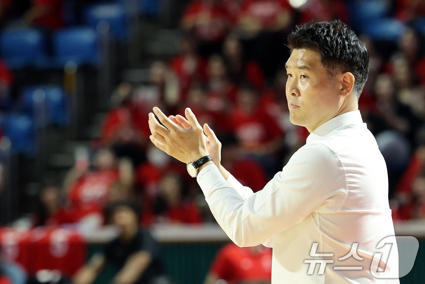 본문 이미지 - LG 조상현 감독이 7일 오후 서울 송파구 잠실학생체육관에서 열린 '2024-25 KCC 프로농구 챔피언결정전 2차전' 서울 SK 나이츠와 창원 LG 세이커스의 경기 1쿼터에서 선수들을 향해 손뼉치고 있다. 2025.5.7/뉴스1 ⓒ News1 이동해 기자
