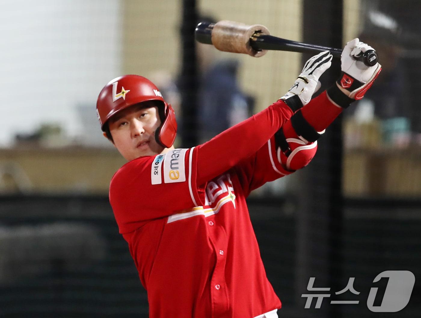 본문 이미지 - 7일 오후 부산 사직야구장에서 열린 '2025 신한 SOL 뱅크 KBO리그' 프로야구 롯데 자이언츠와 SSG 랜더스의 경기, 4회초 1사 주자 없는 상황 SSG 최정이 대기타석에서 몸을 풀고 있다. 2025.5.7/뉴스1 ⓒ News1 윤일지 기자