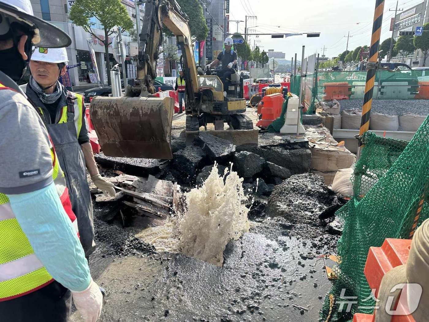 본문 이미지 -  7일 오후 4시쯤 충북 충주시 칠금동 충주시청 앞 교차로에서 상수관이 파열했다.(충주시 제공. 재판매 및 DB금지)/뉴스1