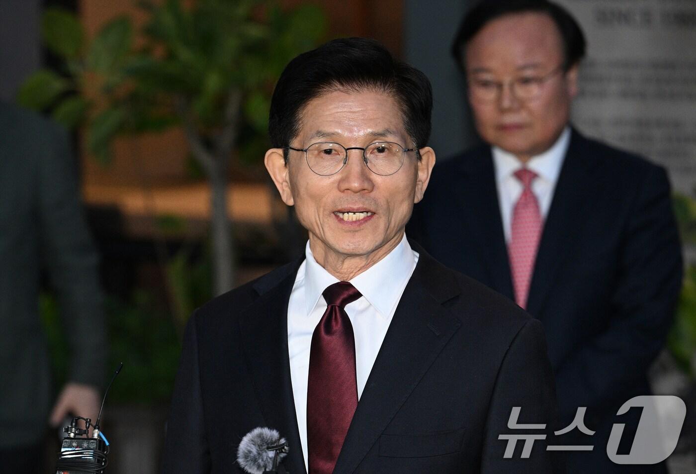 본문 이미지 - 김문수 국민의힘 대선 후보가 7일 서울 종로구의 한 식당에서 한덕수 무소속 대선 예비후보와의 단일화 관련 회동을 마친 후 입장을 밝히고 있다. (공동취재) 2025.5.7/뉴스1 ⓒ News1 오대일 기자