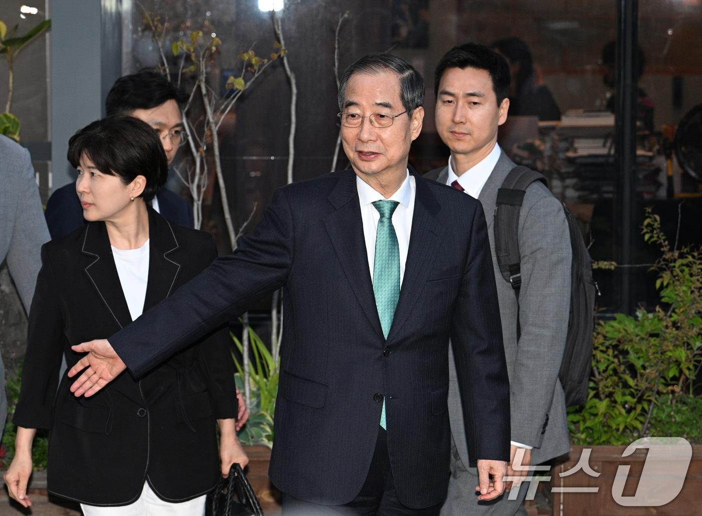 본문 이미지 - 한덕수 무소속 대선 예비후보가 7일 오후 서울 종로구의 한 식당에서 김문수 국민의힘 대선 후보와의 단일화 관련 회동을 마친 후 식당에서 나오고 있다. (공동취재) 2025.5.7/뉴스1 ⓒ News1 오대일 기자