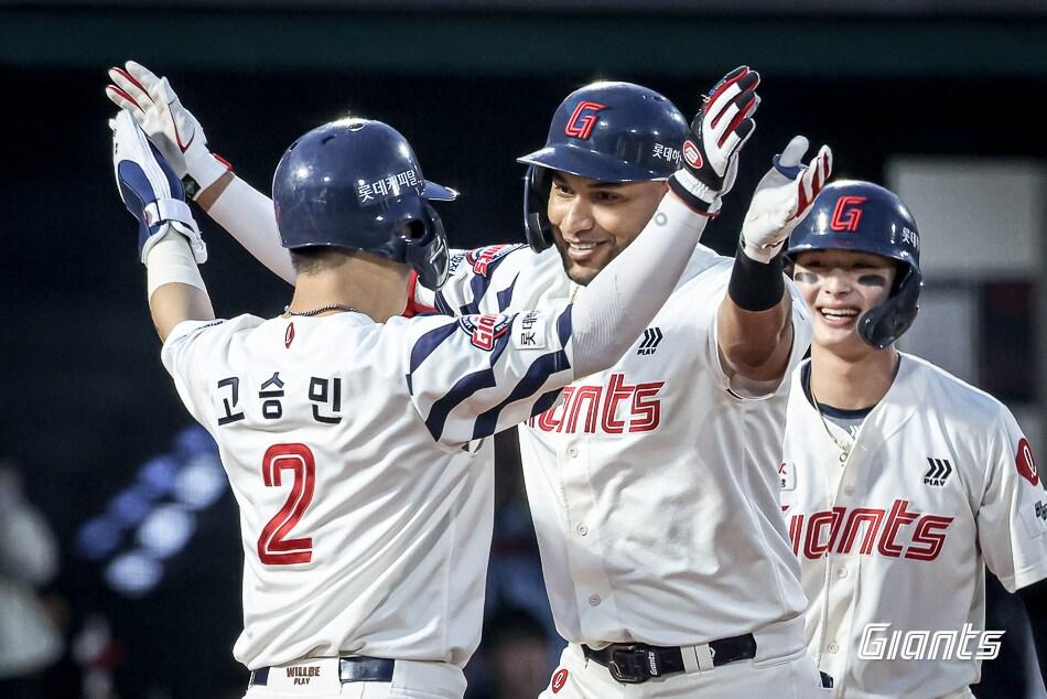 본문 이미지 - 롯데 자이언츠의 외국인 타자 빅터 레이예스(가운데)가 7일 열린 KBO리그 사직 SSG 랜더스전에서 3회말 결승 3점 홈런을 터뜨린 뒤 고승민과 함께 기뻐하고 있다. (롯데 자이언츠 제공)