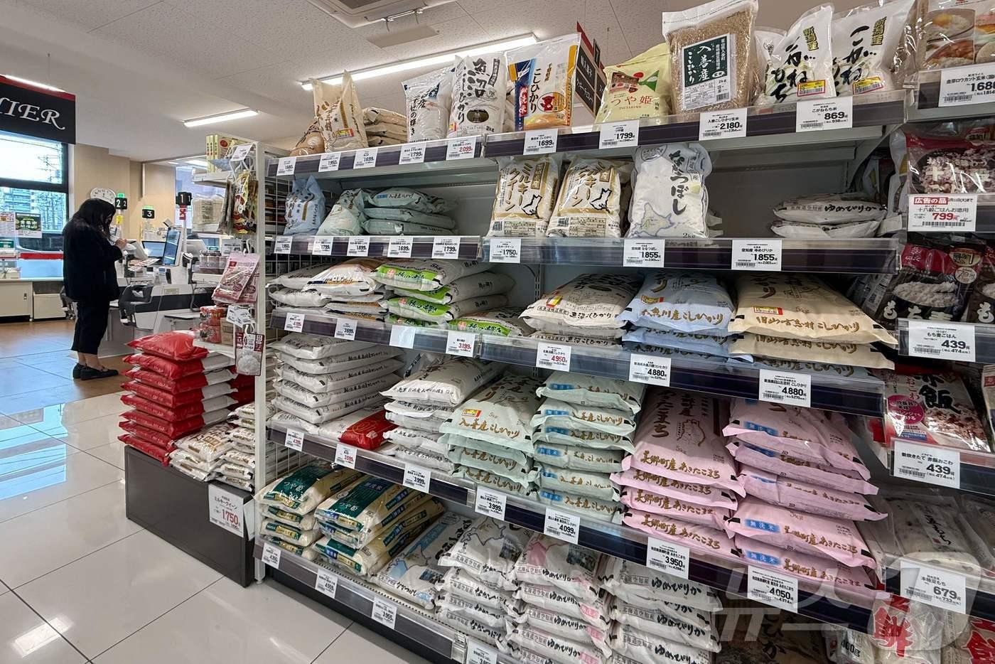 본문 이미지 - 일본 슈퍼마켓 쌀 코너 ⓒ AFP=뉴스1