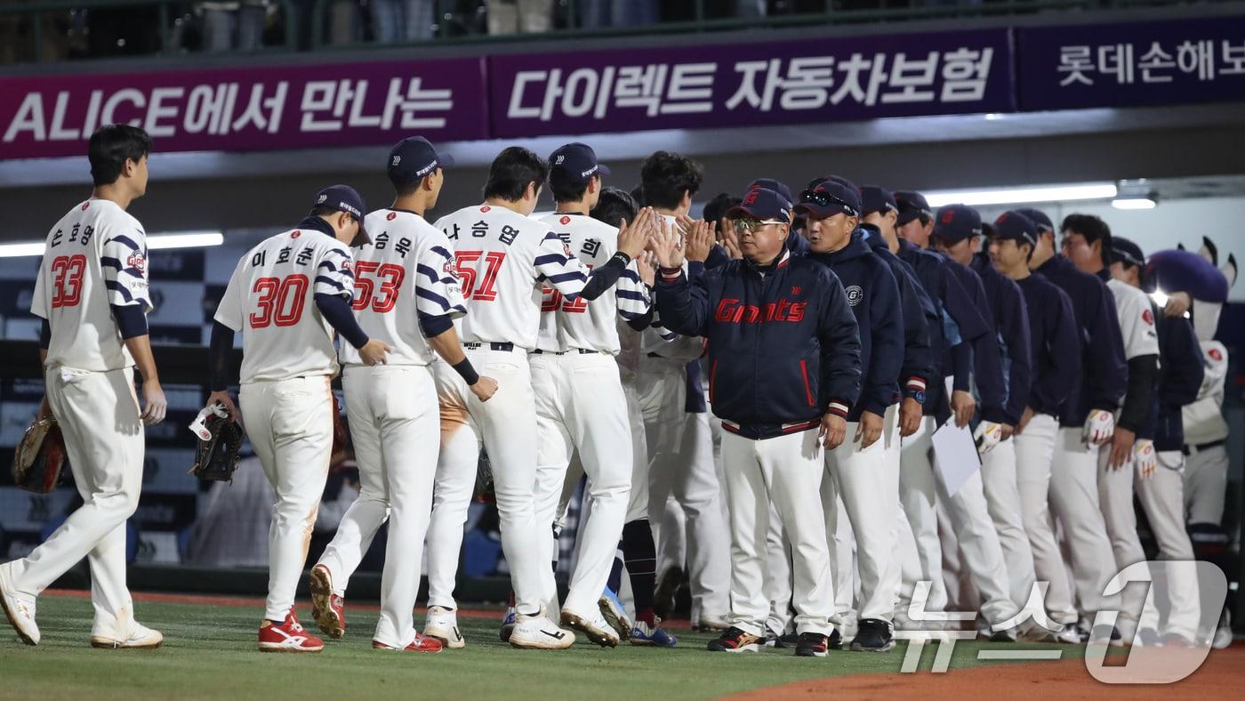 롯데 자이언츠 선수단의 승리 하이파이브. 2025.5.7/뉴스1 ⓒ News1 윤일지 기자