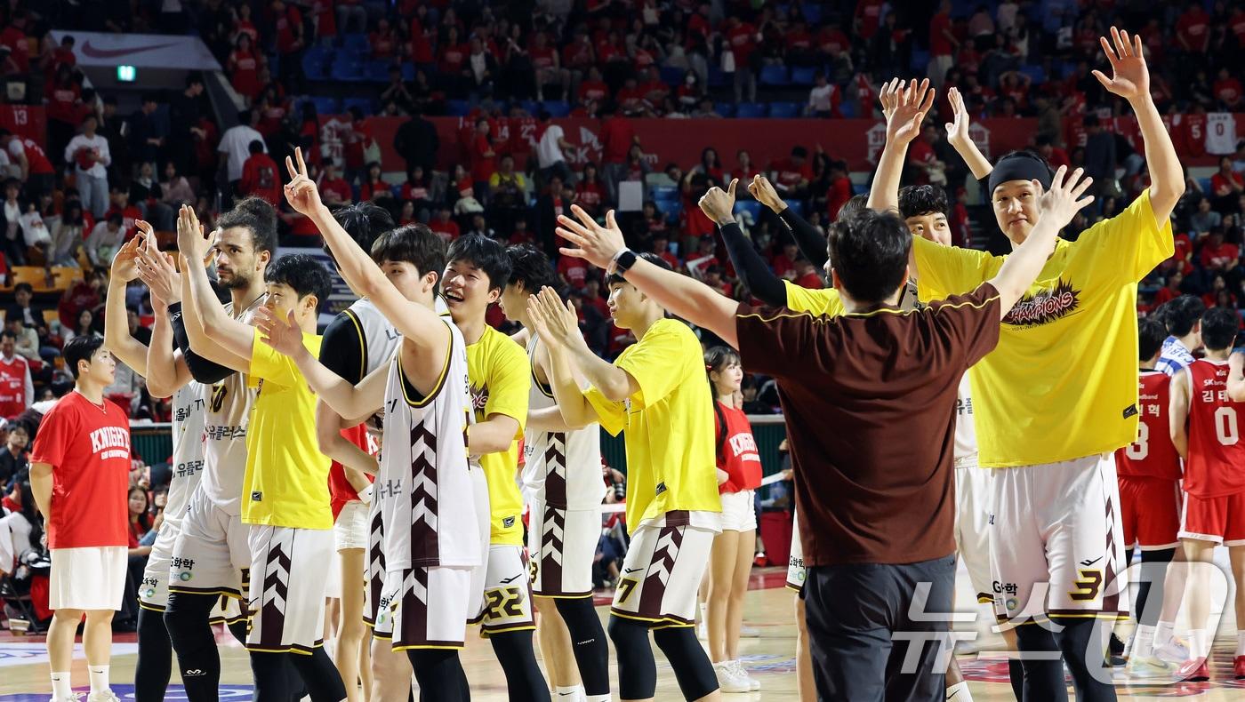 본문 이미지 - 7일 오후 서울 송파구 잠실학생체육관에서 열린 '2024-25 KCC 프로농구 챔피언결정전 2차전' 서울 SK 나이츠와 창원 LG 세이커스의 경기에서 76대71로 짜릿한 승리를 거둔 LG 선수들이 기쁨을 나누고 있다. 2025.5.7/뉴스1 ⓒ News1 이동해 기자
