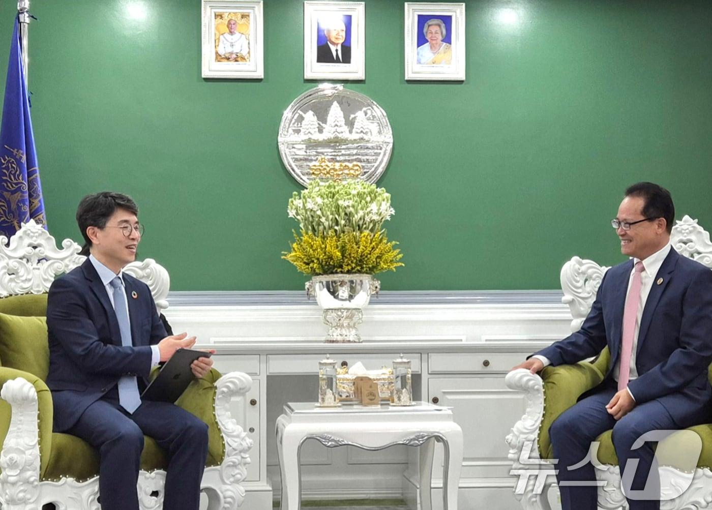 본문 이미지 - 김완섭 환경부 장관(오른쪽 두번째)이 7일 캄보디아 환경부에서 열린 이응 소펄라엣 환경부장관(왼쪽 두번째)과 양자면담을 하고 있다. (환경부 제공. 재판매 및 DB 금지) 2025.5.7/뉴스1