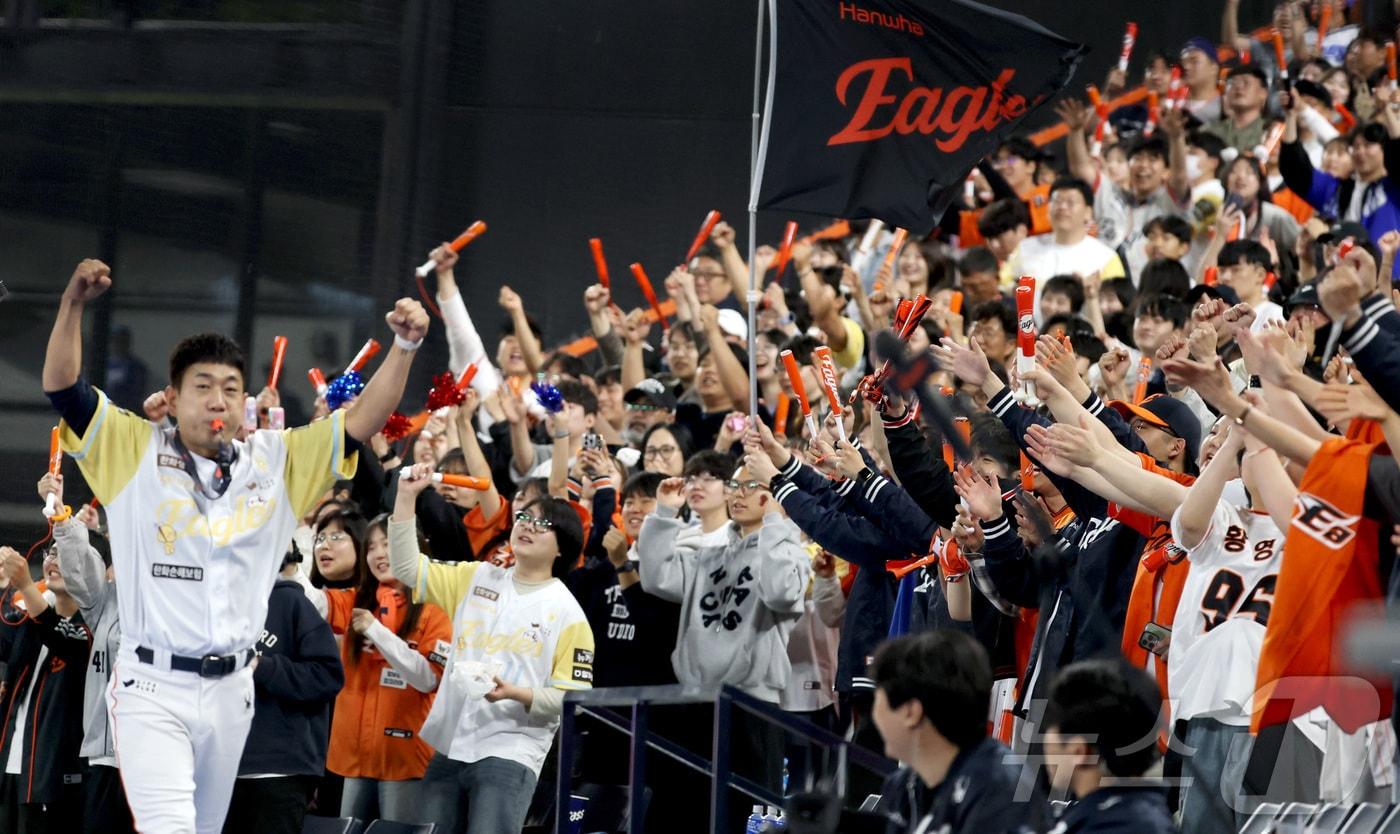 7일 대전 한화생명볼파크에서 열린 &#39;2025 신한 SOL 뱅크 KBO리그&#39; 프로야구 한화 이글스와 삼성라이온즈 경기에서 한화 팬들이 9연승을 앞두고 환호하며 응원을 펼치고 있다. 2025.5.7/뉴스1 ⓒ News1 김기남 기자