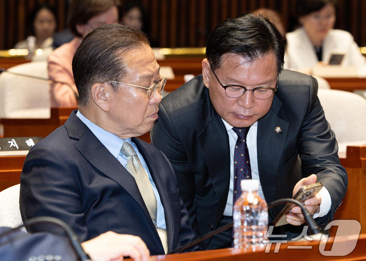 권영세 국민의힘 비상대책위원장&#40;왼쪽&#41;과 이양수 사무총장이 8일 오후 서울 여의도 국회에서 열린 의원총회에서 스마트폰을 바라보고 있다. 2025.5.7/뉴스1 ⓒ News1 이재명 기자