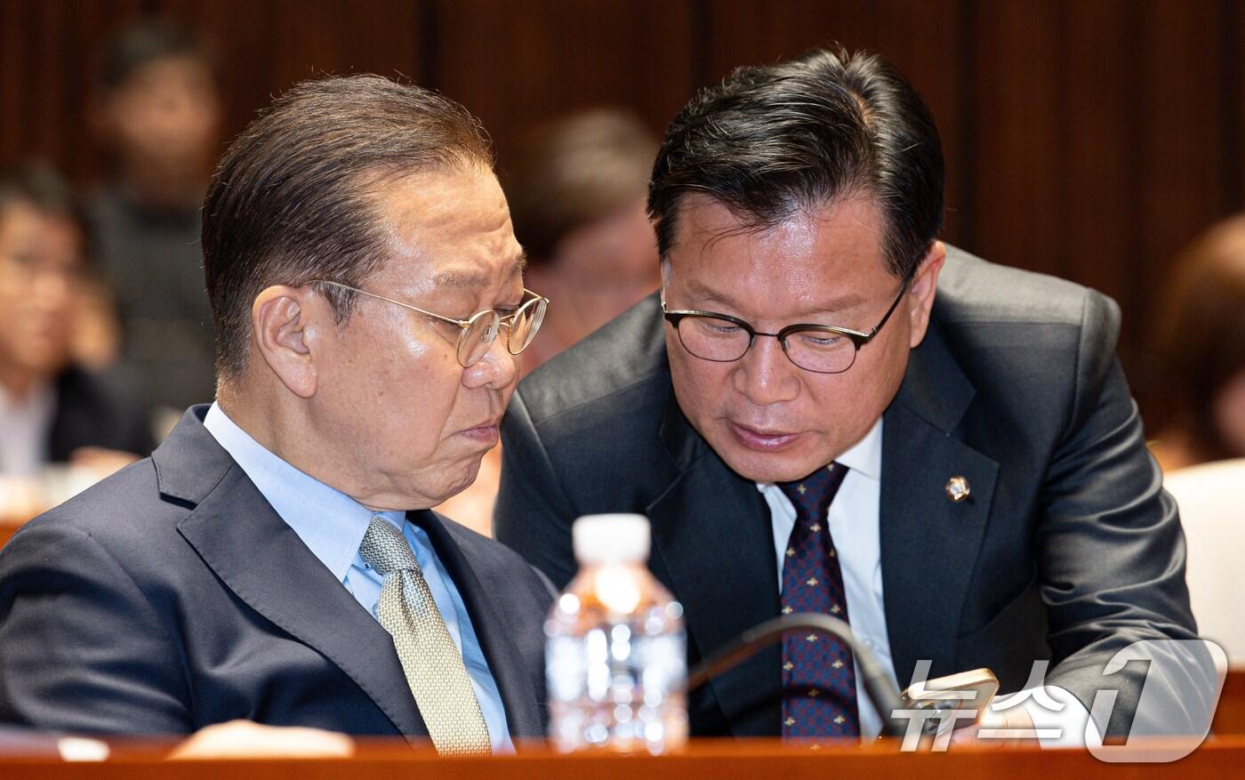 지난 대선 당시 권영세 국민의힘 비상대책위원장&#40;왼쪽&#41;과 이양수 사무총장이 5월 7일 오후 서울 여의도 국회에서 열린 의원총회에서 스마트폰을 바라보고 있다. 2025.5.7/뉴스1 ⓒ News1 이재명 기자