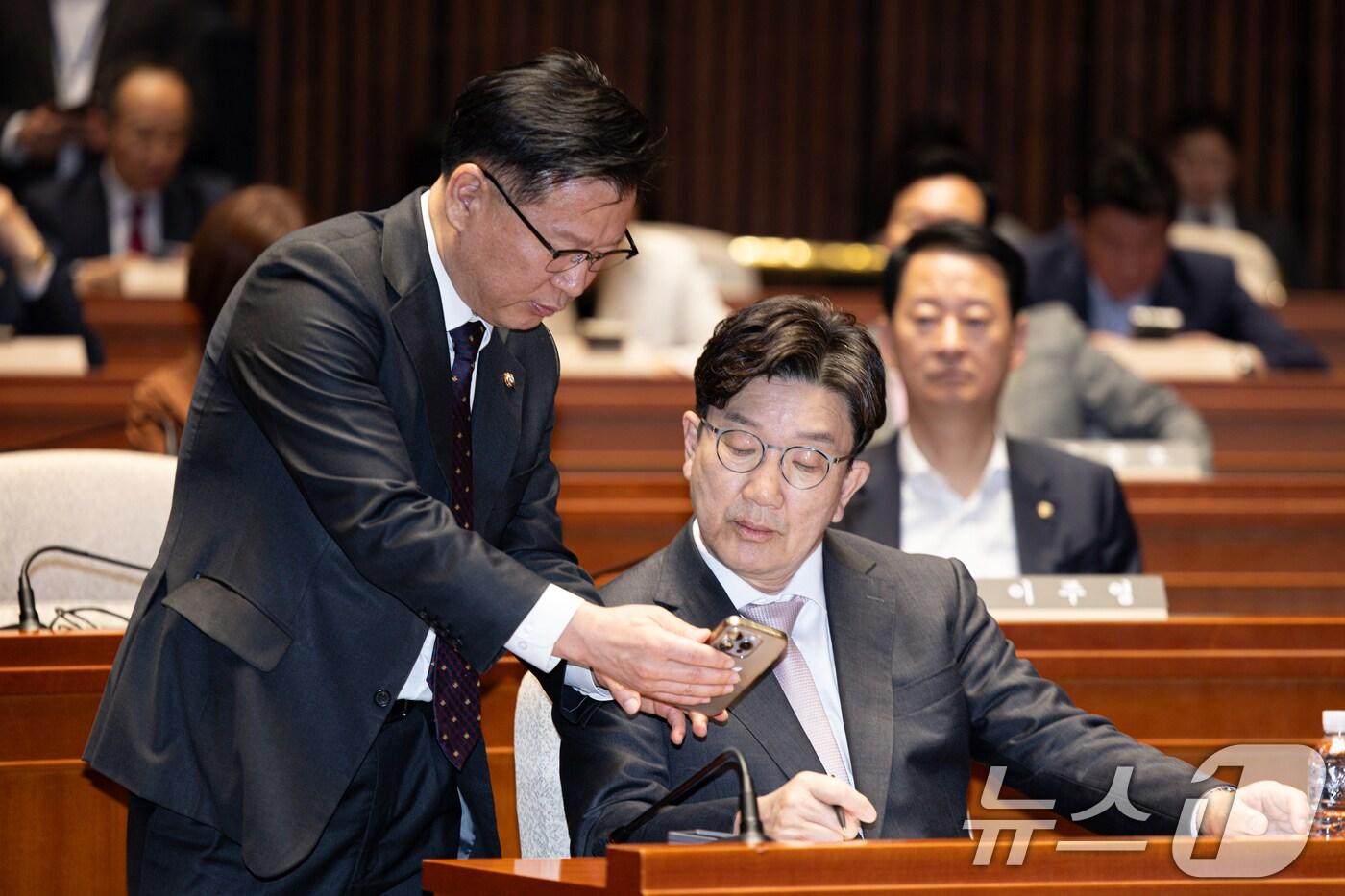 본문 이미지 - 권성동 국민의힘 원내대표(오른쪽)과 이양수 사무총장이 7일 오후 서울 여의도 국회에서 열린 의원총회에서 스마트폰을 바라보고 있다. 2025.5.7/뉴스1 ⓒ News1 이재명 기자