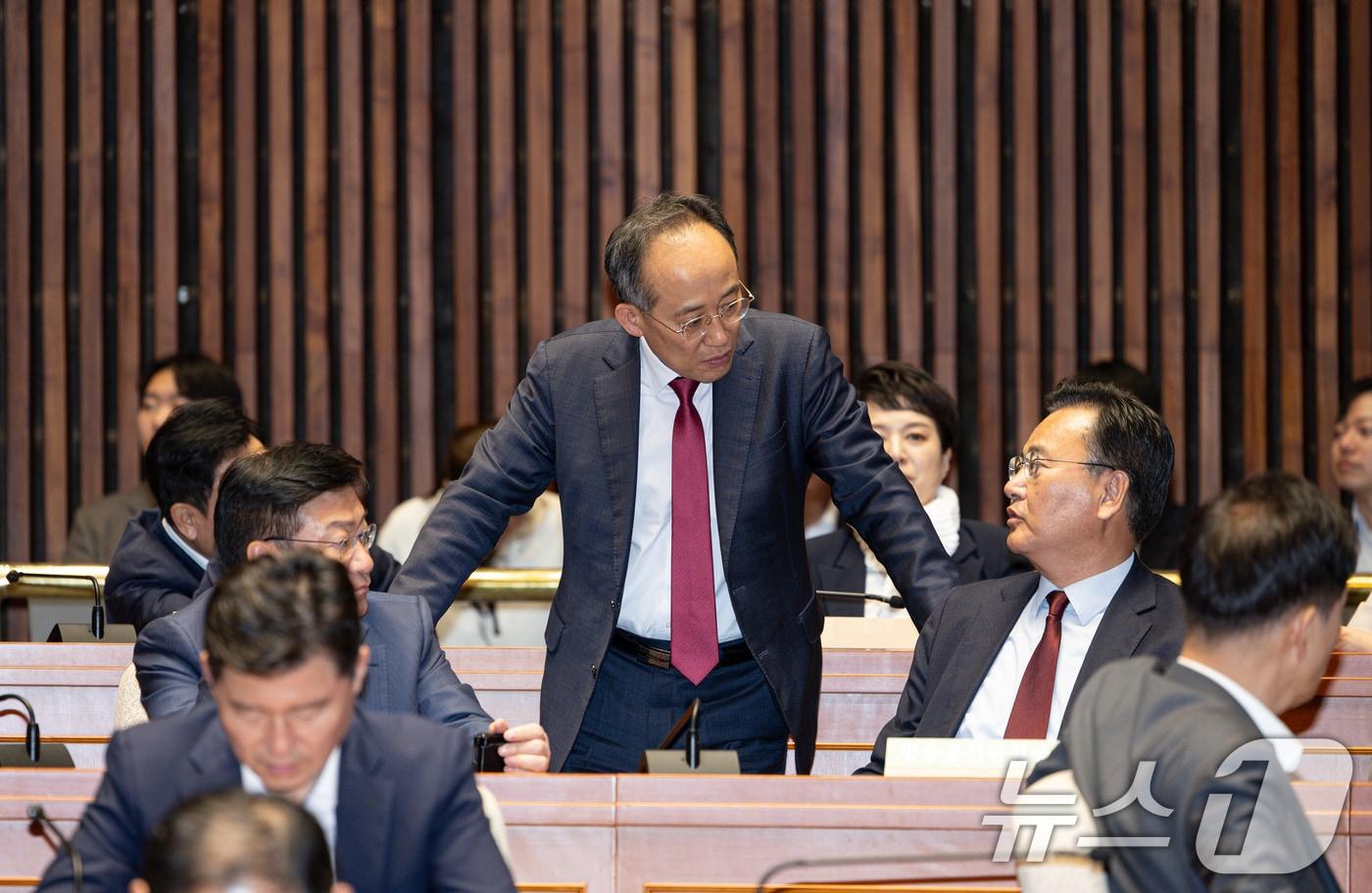 국민의힘 추경호, 정점식, 유상범 의원이 7일 오후 서울 여의도 국회에서 열린 의원총회에서 대화를 하고 있다. 2025.5.7/뉴스1 ⓒ News1 이재명 기자