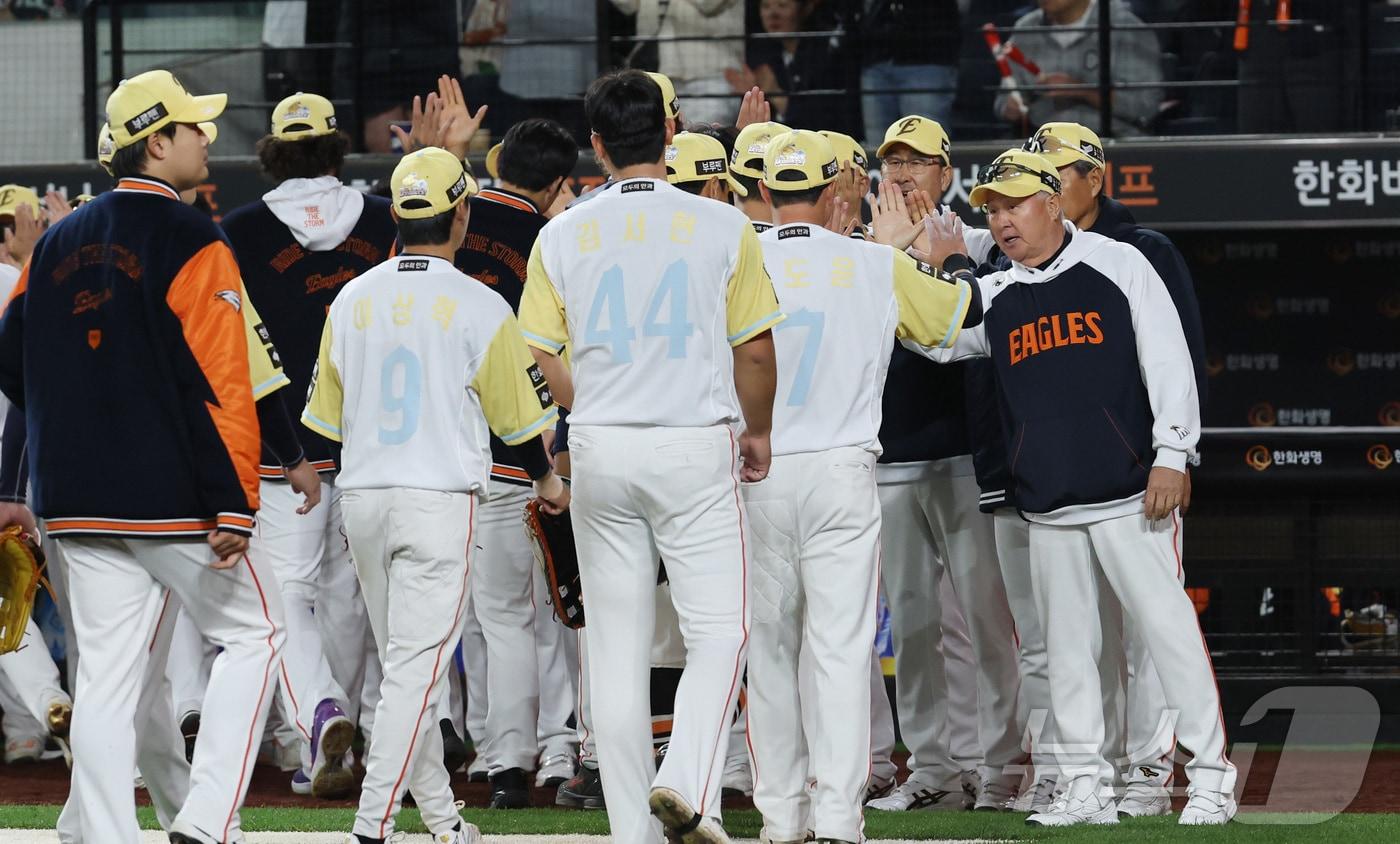 7일 대전 한화생명볼파크에서 열린 '2025 신한 SOL 뱅크 KBO리그' 프로야구 한화 이글스와 삼성라이온즈 경기에서 한화가 승리하며 20년만에 9연승을 달성했다. 이날 승리로 단독 선두가 된 한화의 김경문 감독이 선수들과 하이파이브를 하고 있다. 2025.5.7/뉴스1 ⓒ News1 김기남 기자