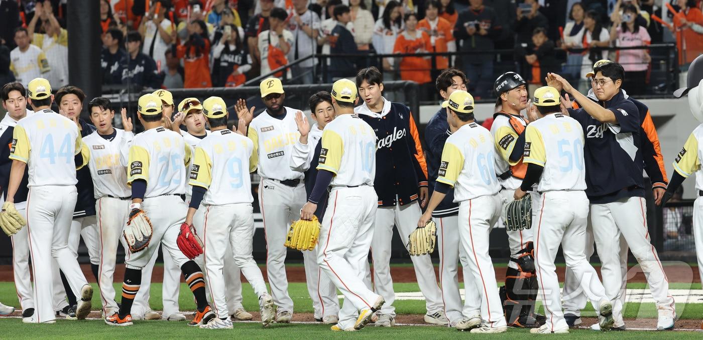 7일 대전 한화생명볼파크에서 열린 '2025 신한 SOL 뱅크 KBO리그' 프로야구 한화 이글스와 삼성라이온즈 경기에서 한화가 승리하며 9연승, 단독 선두가 되며 선수들이 하이파이브를 하고 있다. 2025.5.7/뉴스1 ⓒ News1 김기남 기자