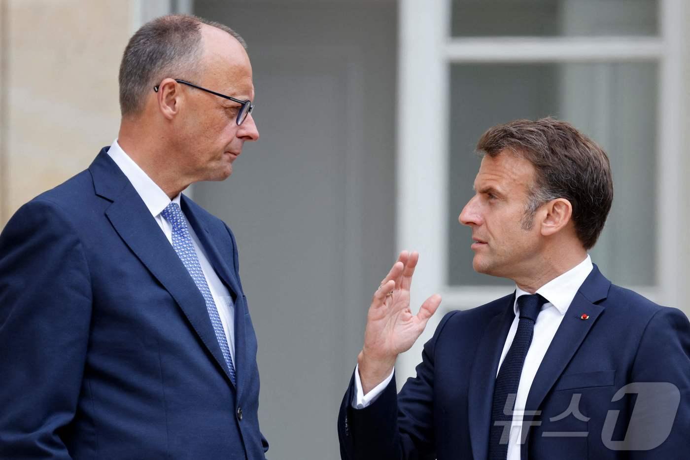 본문 이미지 - 7일(현지시간) 프리드리히 메르츠 독일 신임 총리(왼쪽)가 에마뉘엘 마크롱 프랑스 대통령과 프랑스 파리 엘리제궁에서 대화하고 있다. 2025.05.07. ⓒ AFP=뉴스1
