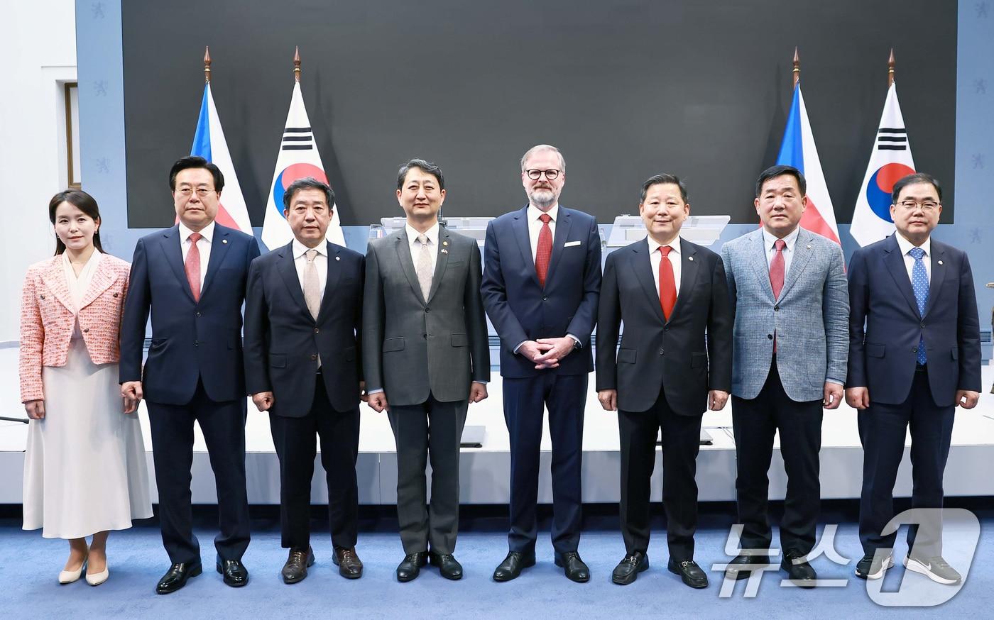 안덕근 산업통상자원부 장관이 7일 체코 프라하 총리실에서 페트르 피알라&#40;Petr Fiala&#41; 체코 총리를 비롯한 한-체코 정부 대표단이 참석한 가운데 열린 한-체코 원전산업 협력 약정 체결식에서 참석자들과 기념촬영을 하고 있다. &#40;산업통상자원부 제공. 재판매 및 DB 금지&#41; 2025.5.7/뉴스1