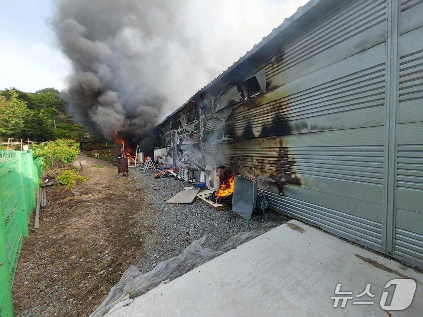 본문 이미지 - 7일 오후 5시 4분께 전북자치도 정읍시 신정동의 소나무 피톤치드 제품 생산 공장에서 불이 났다.(전북소방 제공. 재판매 및 DB금지) 