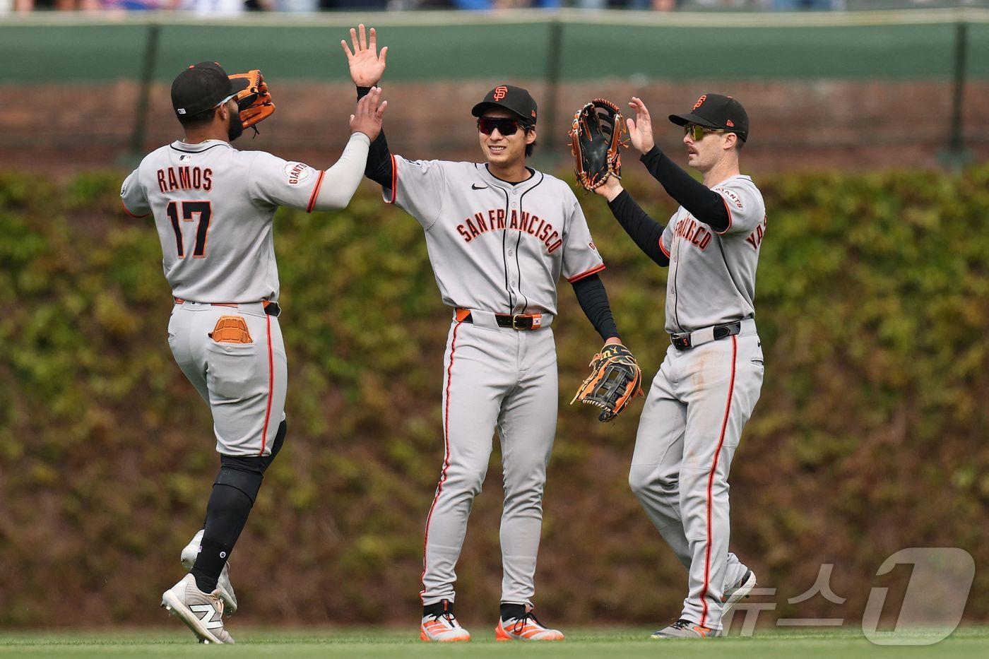 본문 이미지 - 샌프란시스코 자이언츠의 이정후(가운데) ⓒ AFP=뉴스1