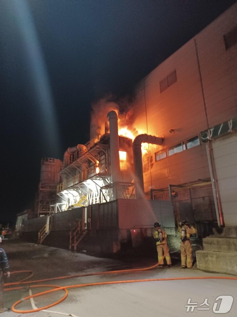 본문 이미지 - 여수 율촌산단 공장서 발생한 화재를 진화하고 있는 소방당국.(여수소방서 제공. 재판매 및 DB금지) 2025.5.8/뉴스1