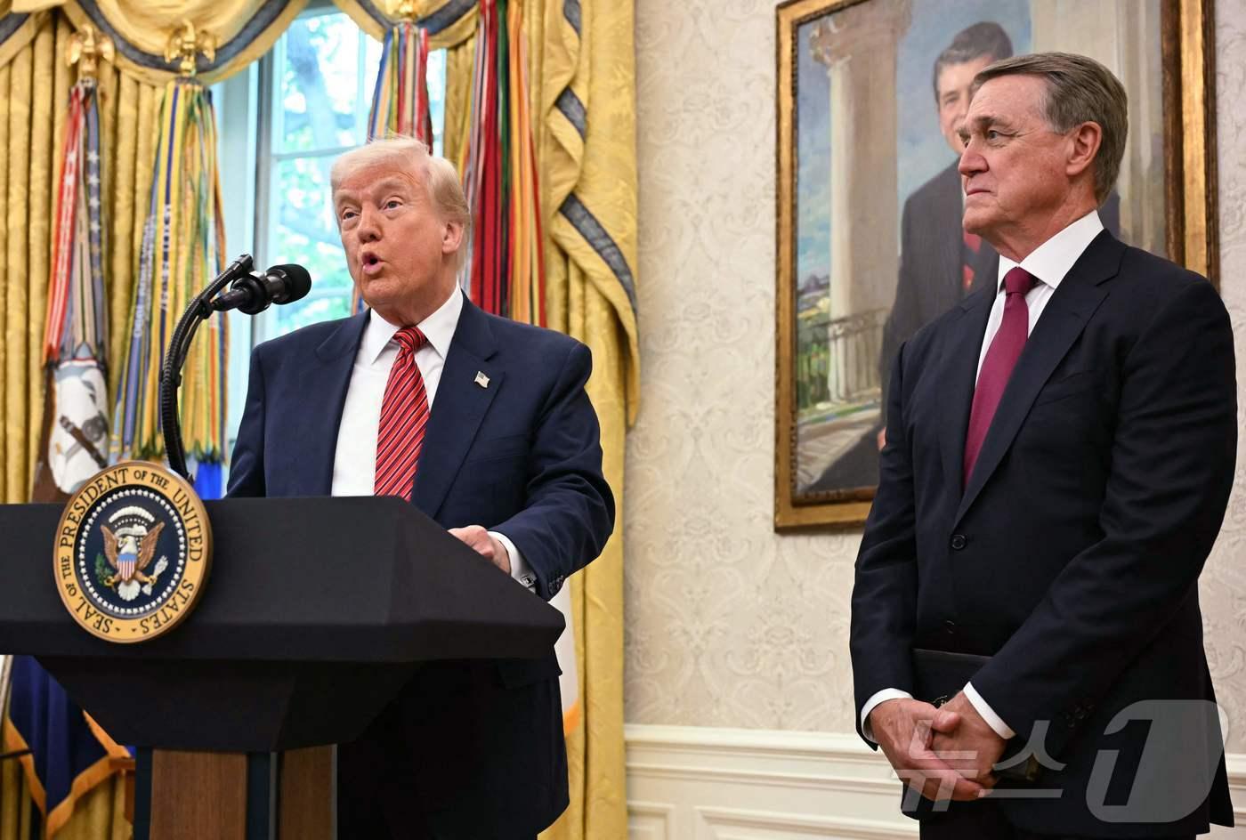 도널드 트럼프 도널드 트럼프 미국 대통령이 7일&#40;현지시간&#41; 워싱턴 백악관에서 열린 데이비드 퍼듀 주중대사 선서식 행사에 참석해 연설을 하고 있다. 2025.05.08 ⓒ AFP=뉴스1 ⓒ News1 우동명 기자