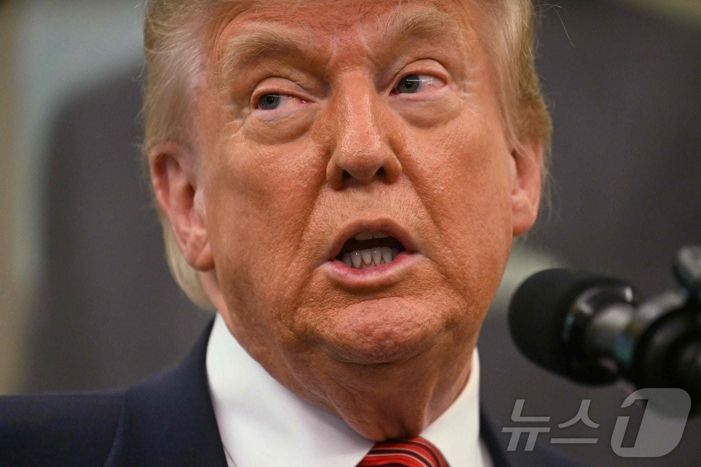 도널드 트럼프 도널드 트럼프 미국 대통령이 7일(현지시간) 워싱턴 백악관에서 열린 데이비드 퍼듀 주중대사 선서식 행사에 참석해 “중국과 무역 협상을 위해 먼저 145%의 대중국 관세를 철회할 가능성은 없다”고 밝히고 있다. 2025.05.08 ⓒ AFP=뉴스1 ⓒ News1 우동명 기자