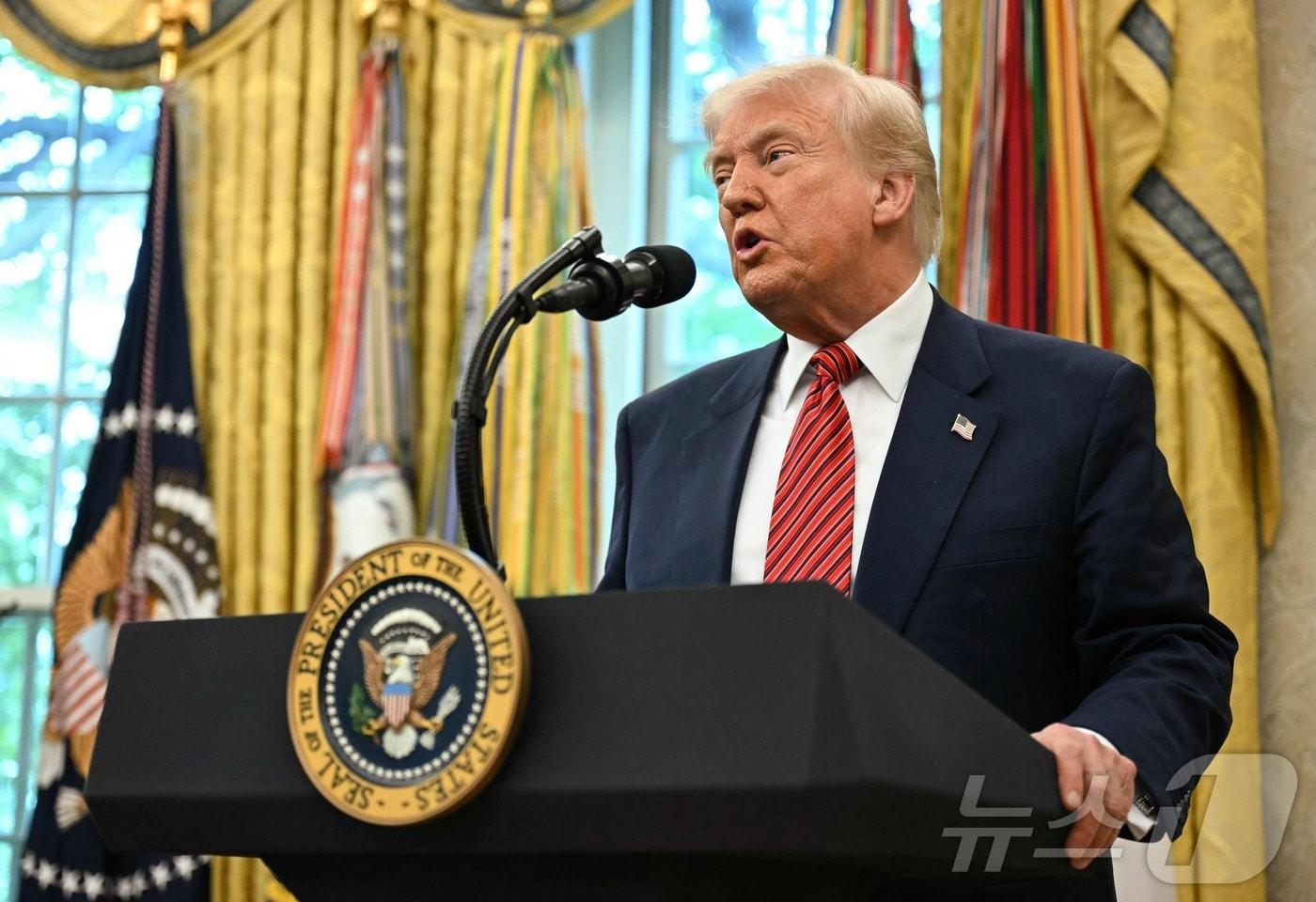 도널드 트럼프 도널드 트럼프 미국 대통령이 7일(현지시간) 워싱턴 백악관에서 열린 데이비드 퍼듀 주중대사 선서식 행사에 참석해 “일부 중동 국가들에 대한 미국산 반도체 수출 통제 완화를 곧 발표될 것이다”고 밝히고 있다. 2025.05.08 ⓒ AFP=뉴스1 ⓒ News1 우동명 기자