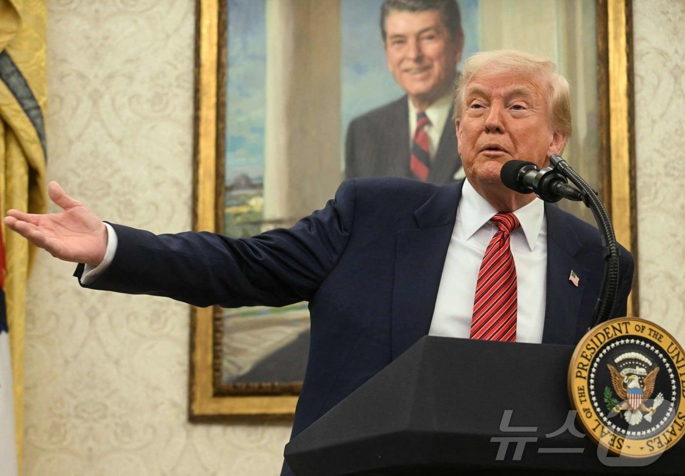 도널드 트럼프 도널드 트럼프 미국 대통령이 7일&#40;현지시간&#41; 워싱턴 백악관에서 열린 데이비드 퍼듀 주중대사 선서식 행사에 참석해 “관세 추가 면제 조치는 검토하고 있지 않다”고 밝히고 있다. 2025.05.08 ⓒ AFP=뉴스1 ⓒ News1 우동명 기자