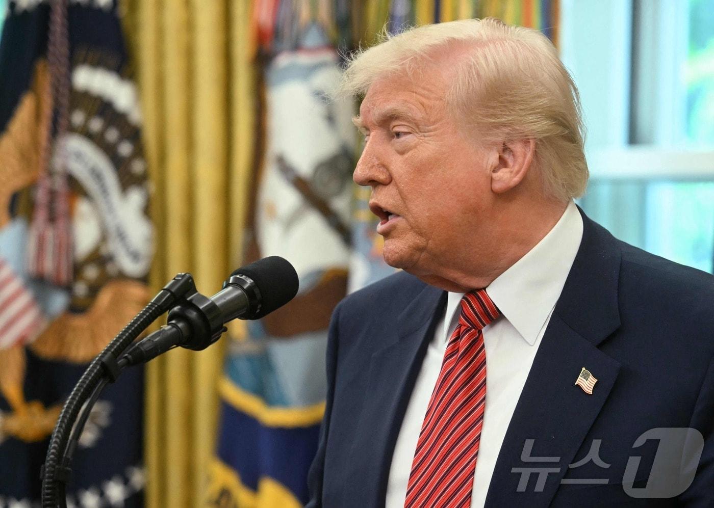 본문 이미지 - 도널드 트럼프 도널드 트럼프 미국 대통령이 7일(현지시간) 워싱턴 백악관에서 열린 데이비드 퍼듀 주중대사 선서식 행사에 참석해 “인도와 파키스탄 간의 무력 충돌에 내가 도울 일이 있다면 도울 것이다”고 밝히고 있다. 2025.05.08 ⓒ AFP=뉴스1 ⓒ News1 우동명 기자
