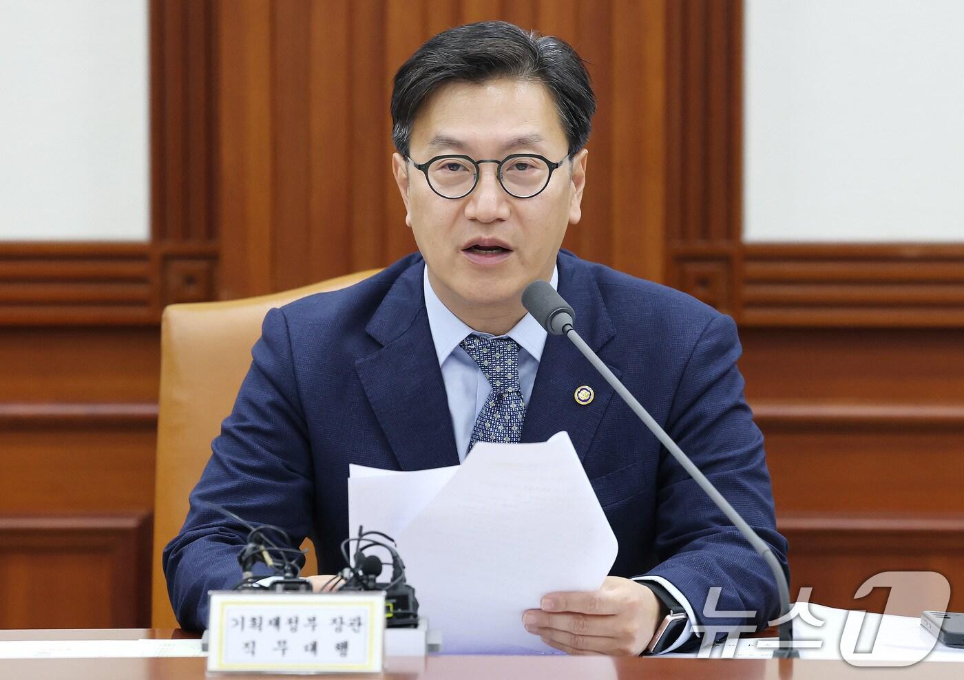 김범석 부총리 겸 기획재정부 장관 직무대행이 8일 오전 서울 종로구 정부서울청사에서 열린 경제관계장관회의에서 모두발언을 하고 있다. 2025.5.8/뉴스1 ⓒ News1 임세영 기자