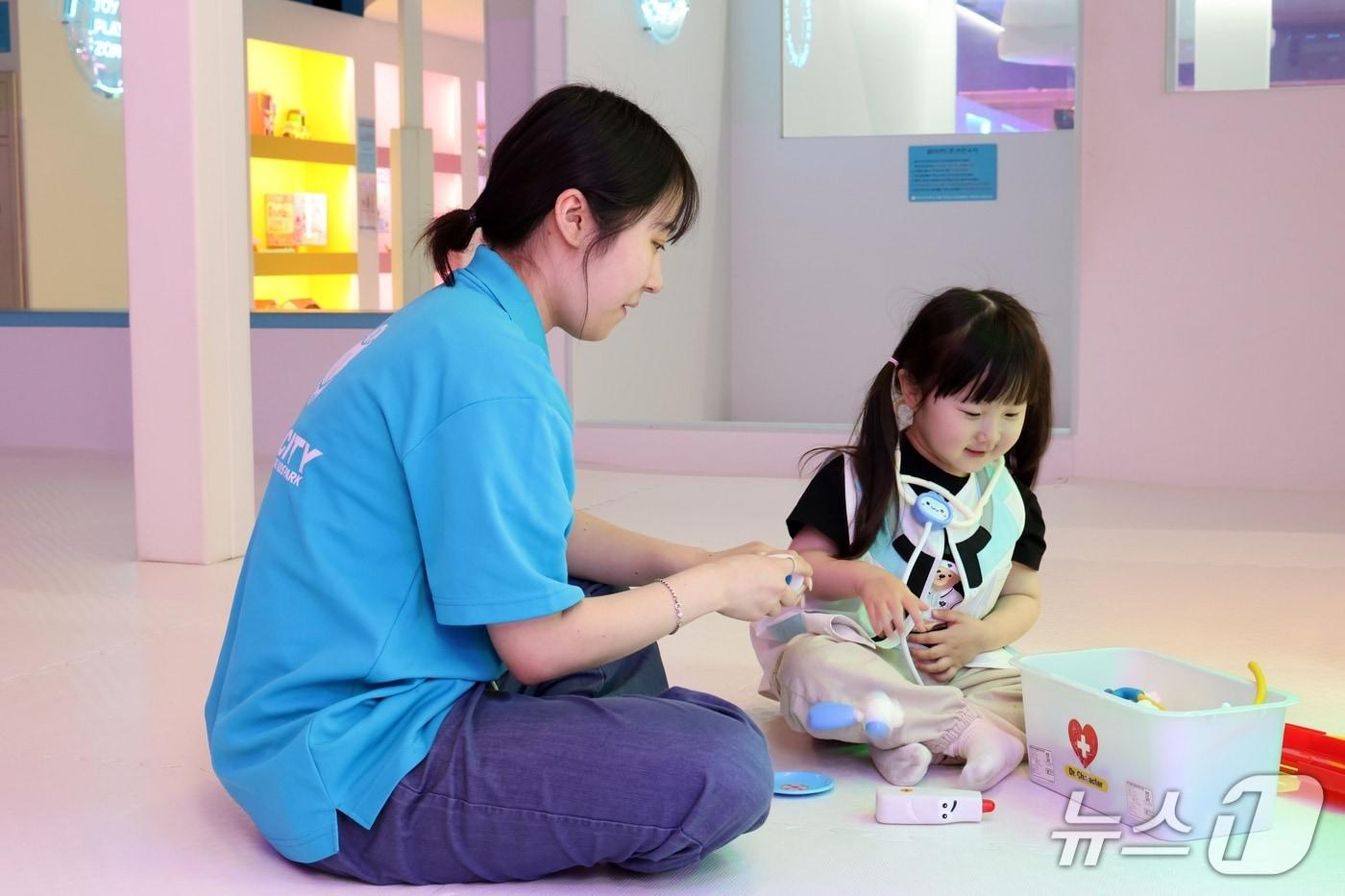 본문 이미지 - 롯데백화점 대구점 5층 키즈카페 메타시티를 찾은 어린이가 '프라이빗 케어 프로그램'을 체험하고 있다.(롯데백화점 제공. 재판매 및 DB 금지)