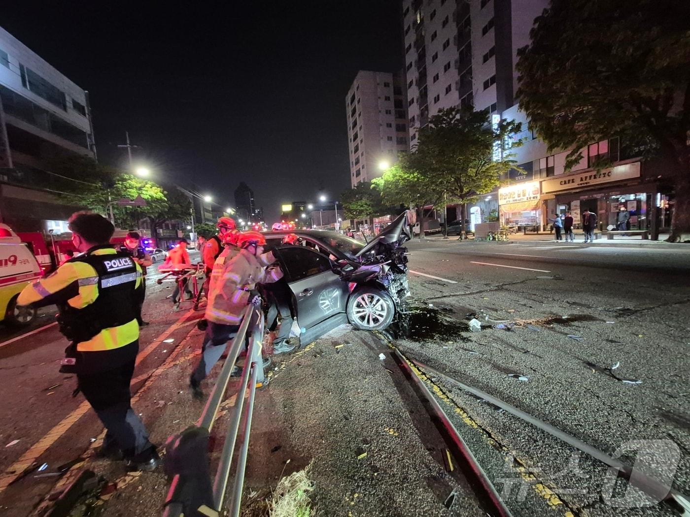 본문 이미지 - 지난 5월 8일 오전 4시 25분쯤 인천시 남동구 구월동 편도 4차로 도로에서 20대 A 씨가 운전하던 벤츠 승용차가 중앙선을 넘어가 마주 오던 QM6 스포츠유틸리티차&#40;SUV&#41;와 충돌했다. 2025.5.8/뉴스1 ⓒ News1 박소영 기자