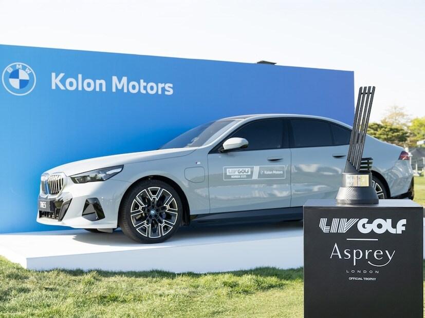 본문 이미지 - 지난 4일 인천 송도 잭 니클라우스 골프 클럽에서 개최된 리브 골프 코리아 골프 대회에서 코오롱모터스가 수입한 BMW '520i' 차량이 전시된 모습. 2025.05.04.