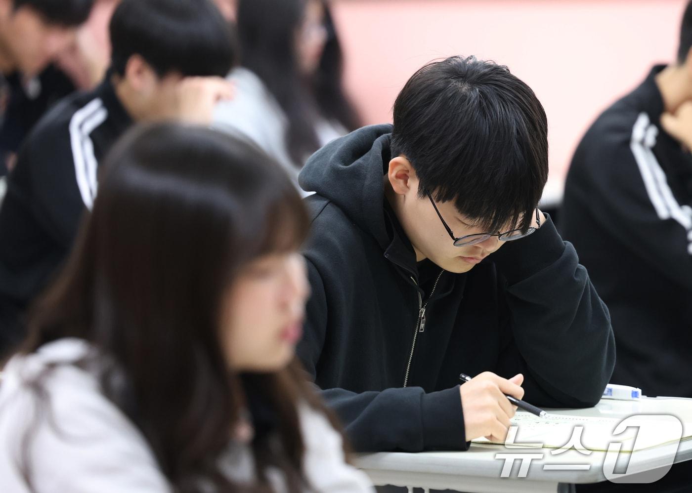 8일 오전 경기 화성시 동탄고등학교에서 3학년 학생들이 2025년 5월 전국연합학력평가를 치르고 있다. 2025.5.8/뉴스1 ⓒ News1 