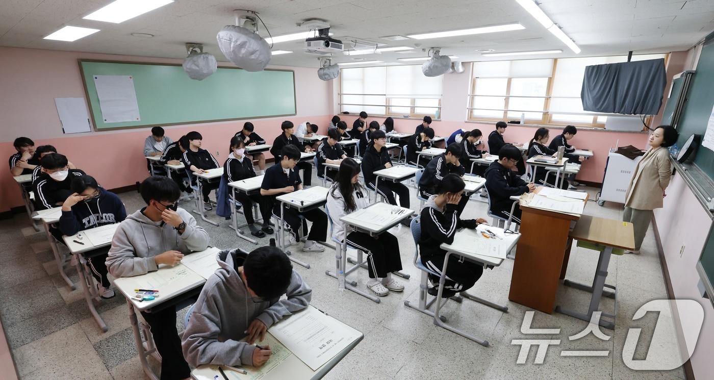 8일 오전 경기 화성시 동탄고등학교에서 3학년 학생들이 2025년 5월 전국연합학력평가를 치르고 있다. (사진은 기사 내용과 무관함) / 뉴스1 ⓒ News1 김영운 기자