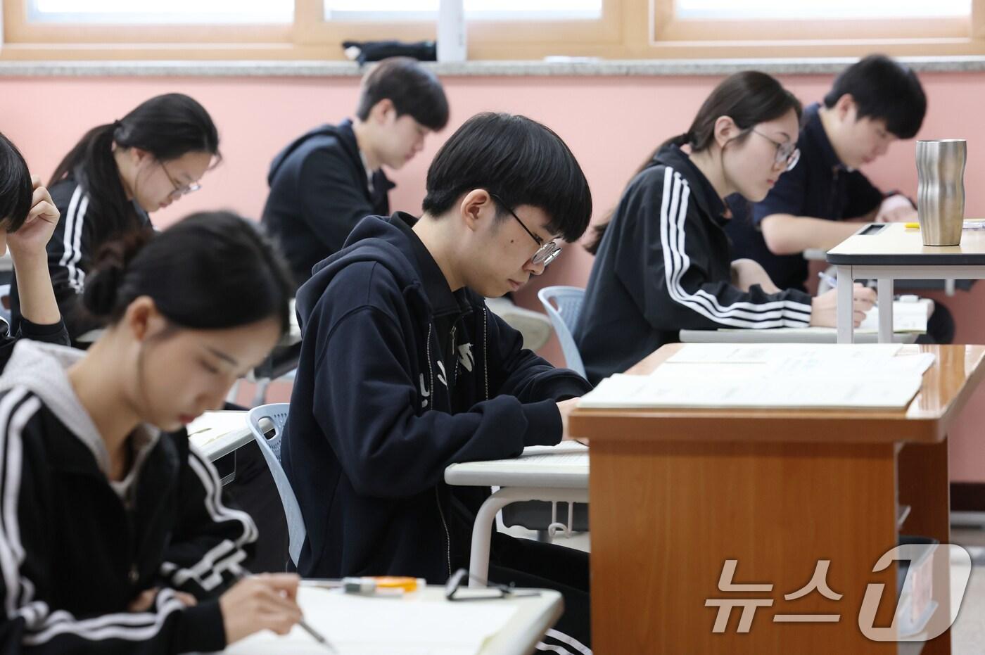 8일 오전 경기 화성시 동탄고등학교에서 3학년 학생들이 2025년 5월 전국연합학력평가를 치르고 있다. 2025.5.8/뉴스1 ⓒ News1 김영운 기자