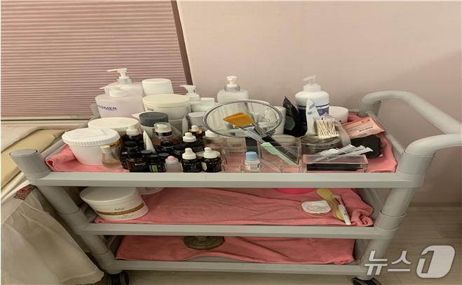 본문 이미지 -  불법 미용업소에서 사용한 도구들(대전시 제공) /뉴스1