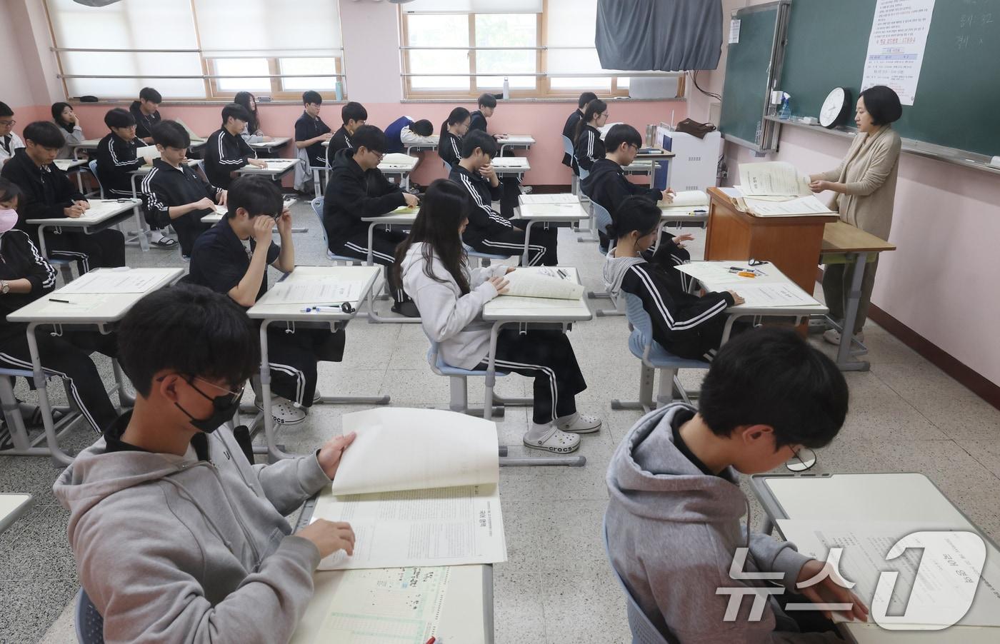 지난달 8일 오전 경기 화성시 동탄고등학교에서 3학년 학생들이 2025년 5월 전국연합학력평가를 치르고 있다. 2025.5.8/뉴스1 ⓒ News1 김영운 기자