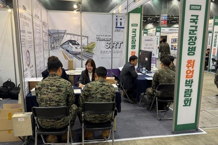 본문 이미지 - SR 전역예정 장병 채용상담 부스 모습.&#40;SR 제공&#41;